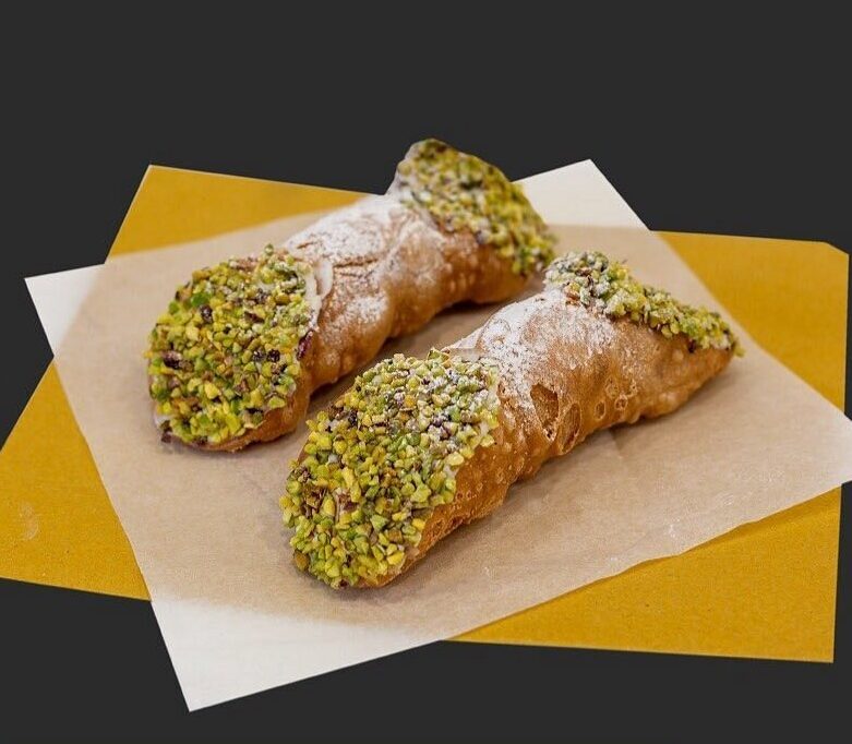 cannolo sicilia street food catania