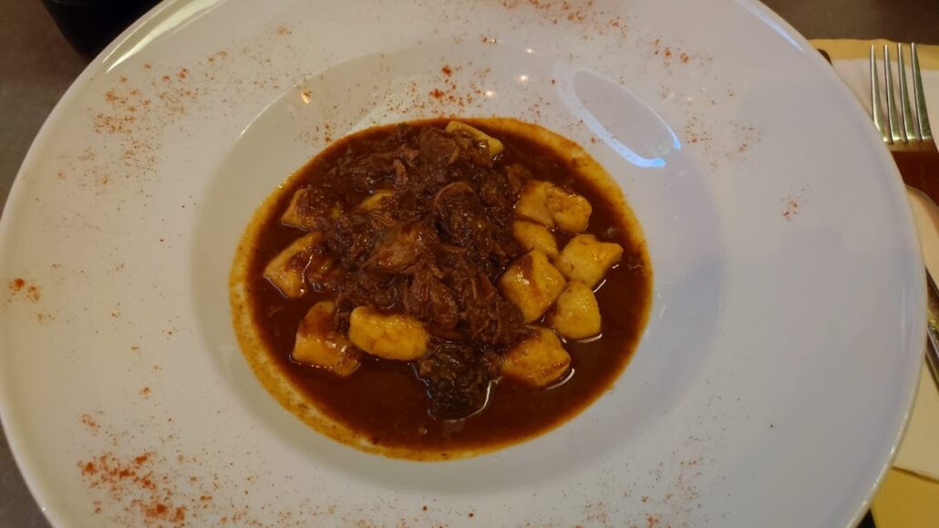 gnocchi con gulasch trieste novo foraperfora