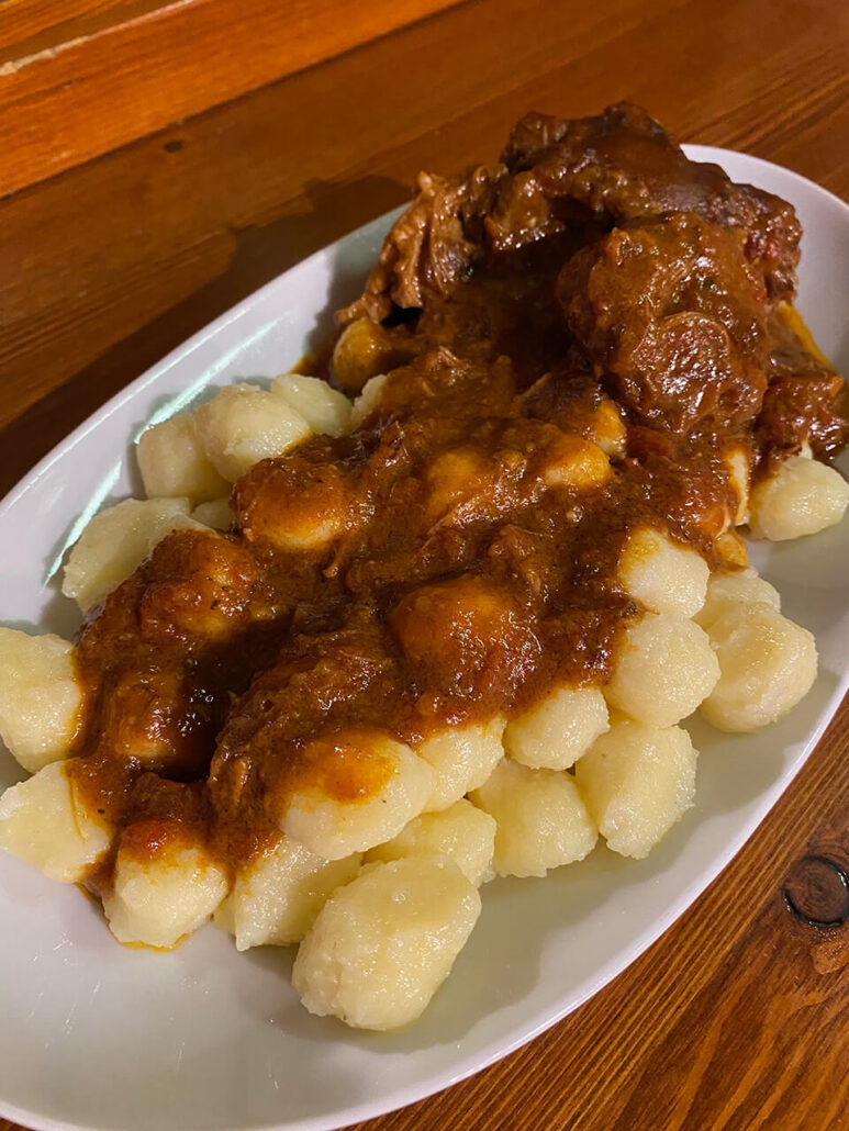 gnocchi gulasch approdo buffet trieste